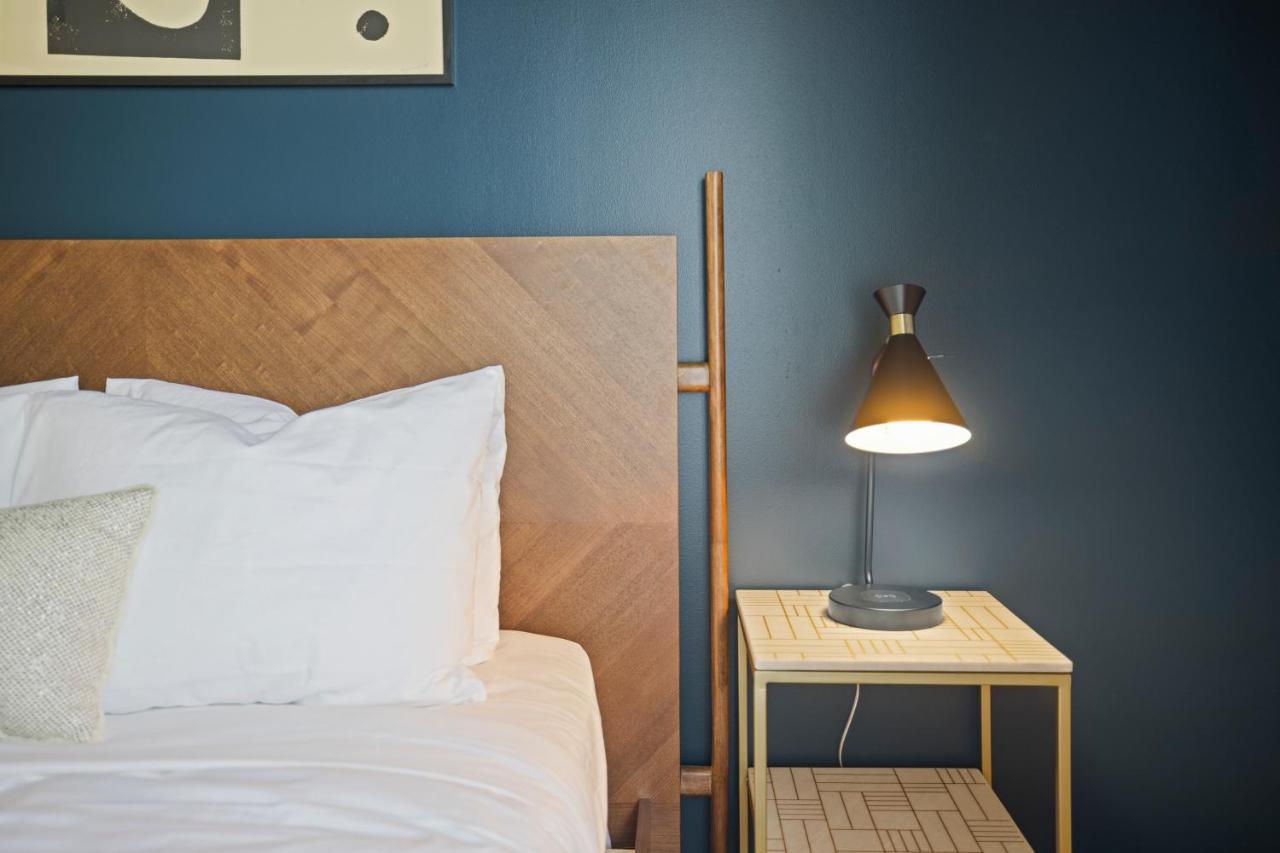 Placemakr Premier Sobro Нашвил Екстериор снимка A lamp on a nightstand