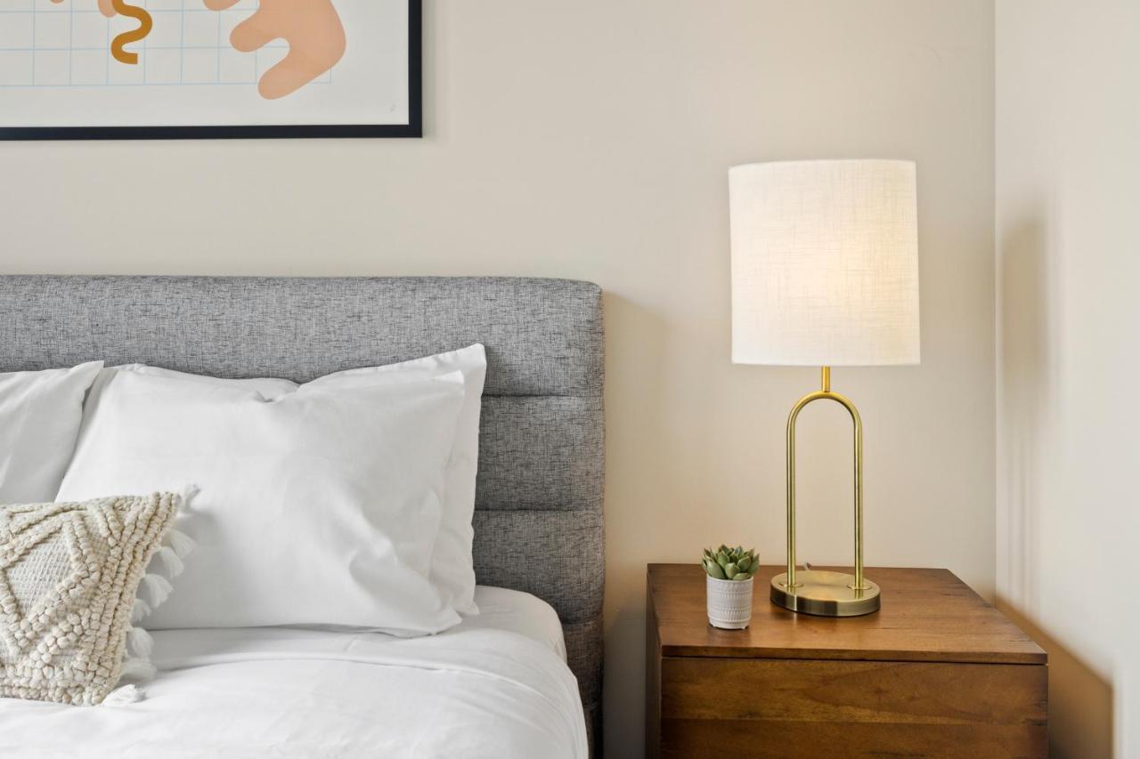 Placemakr Premier Sobro Нашвил Екстериор снимка A lamp on a nightstand