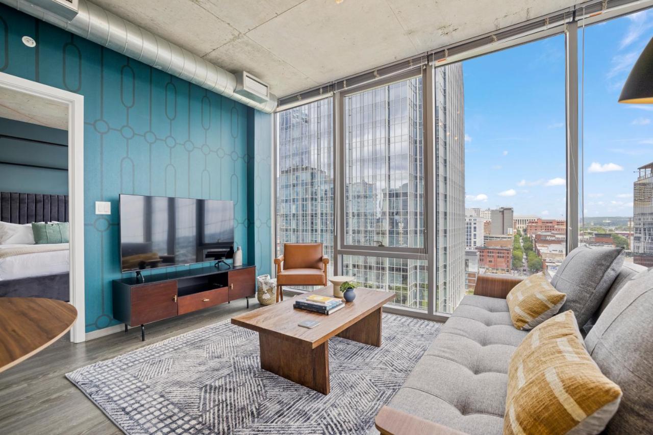 Placemakr Premier Sobro Нашвил Екстериор снимка A staged living room at 1001 Burnet