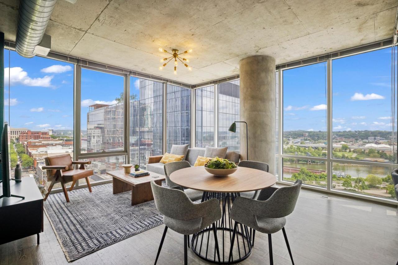 Placemakr Premier Sobro Нашвил Екстериор снимка A staged living room at the 1001 Cooper