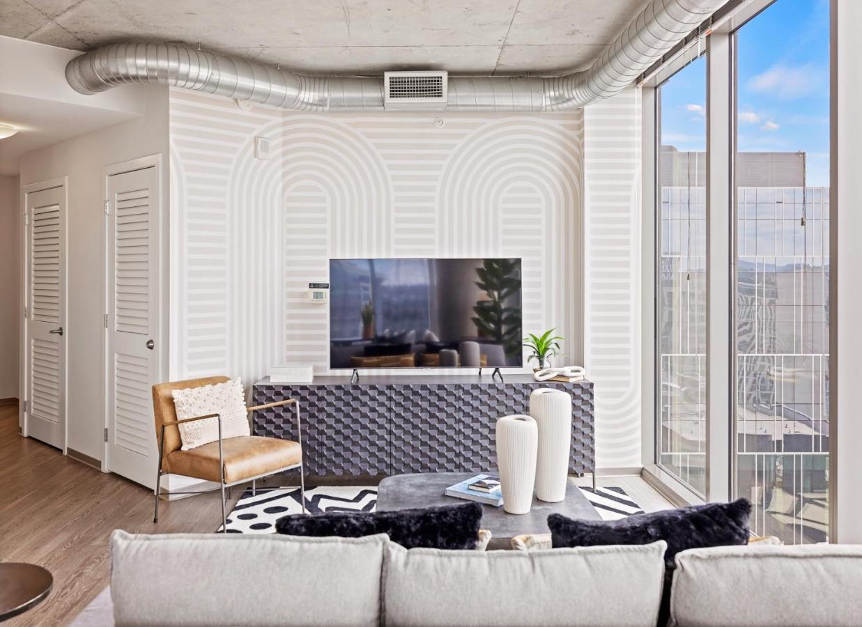 Placemakr Premier Sobro Нашвил Екстериор снимка A living room at 1001 Olympic