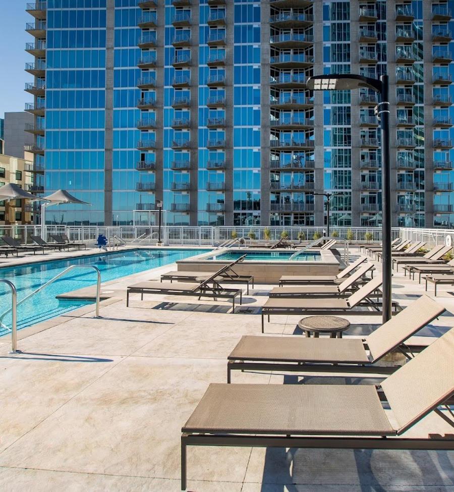 Placemakr Premier Sobro Нашвил Екстериор снимка The pool at the Ritz-Carlton, Downtown, Los Angeles